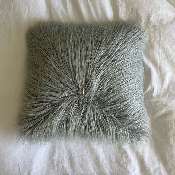 Grey fluffy pillow - Picture 3 of 4
